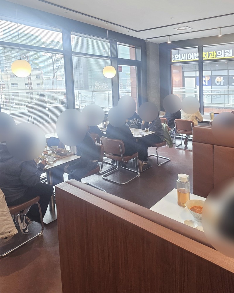 호코 웨이팅 중인 매장 입구 장면